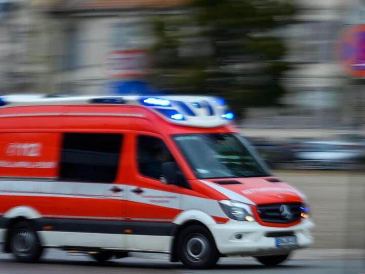 Ein Rettungsfahrzeug fährt mit Blaulicht über eine Straße. Foto: Jens Büttner/zb/dpa/Symbolbild