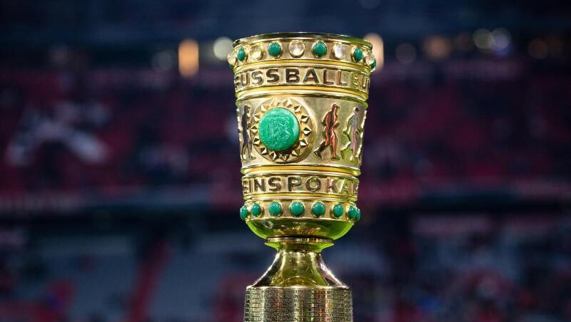 Der DFB-Pokal steht vor Spielbeginn am Spielfeldrand.