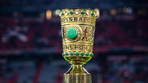 Der DFB-Pokal steht vor Spielbeginn am Spielfeldrand.