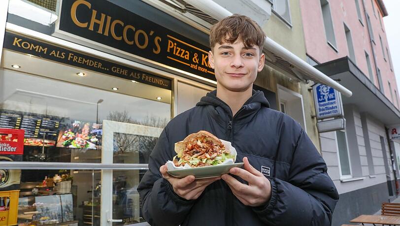 Wenn er kein Taschengeld mehr für Döner hat, hält er besser die Luft an, um nicht in Versuchung zu geraten: Schüler Paris mit einem Kebab beim Fotototermin mit der AZ vor seinem Lieblingsladen, dem Chicco´s auf der Schwanthalerhöhe.