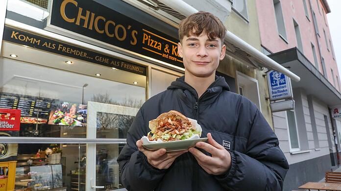 Wenn er kein Taschengeld mehr für Döner hat, hält er besser die Luft an, um nicht in Versuchung zu geraten: Schüler Paris mit einem Kebab beim Fotototermin mit der AZ vor seinem Lieblingsladen, dem Chicco´s auf der Schwanthalerhöhe.