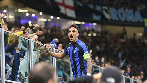 Inter-Torschütze Lautaro Martínez feiert mit den Fans.