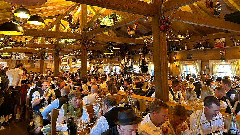 Gut was los: Blick am Anstich-Samstag in den Goldenen Hahn, eines der kleineren Wiesn-Zelte.
