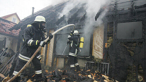 Einen Schaden von 300.000 Euro richtete das Feuer in Regelsbach bei Rohr an. Die sechsköpfige Familie, die hier wohnte, hat nun kein Dach über dem Kopf. Einen Schaden von 300.000 Euro richtete das Feuer in Regelsbach bei Rohr an. Die sechsköpfige Familie, die hier wohnte, hat nun kein Dach über dem Kopf.