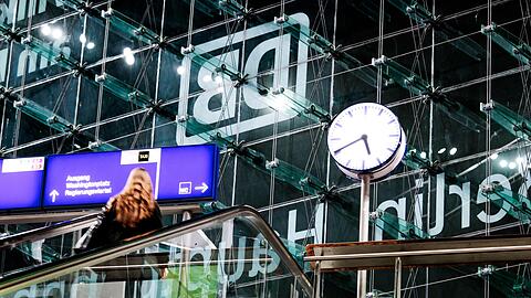 Bund und Bahn wollen mehr f&uuml;r die Sicherheit der Besch&auml;ftigten im Bahnverkehr tun.