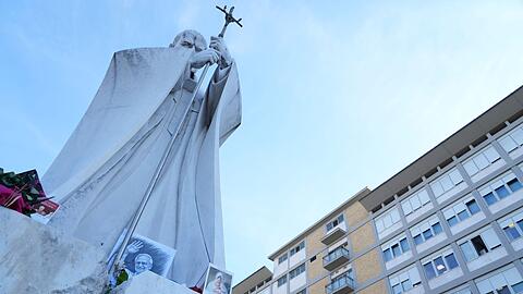 Papst Leo XIV. liegt im zehnten Stock des Gemelli-Krankenhauses. Davor befindet sich eine Statue seines Vorg&auml;ngers Johannes Paul II..