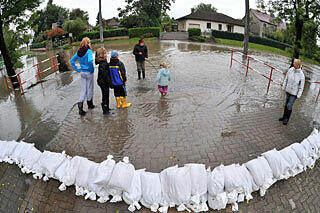 Warten auf die Flut: Menschen in der Gemeinde Kabelsketal zwischen Leipzig und Halle haben ihre Häuser mit Sandsäcken verbarrikadiert.