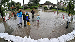 Warten auf die Flut: Menschen in der Gemeinde Kabelsketal zwischen Leipzig und Halle haben ihre Häuser mit Sandsäcken verbarrikadiert. Warten auf die Flut: Menschen in der Gemeinde Kabelsketal zwischen Leipzig und Halle haben ihre Häuser mit Sandsäcken verbarrikadiert.