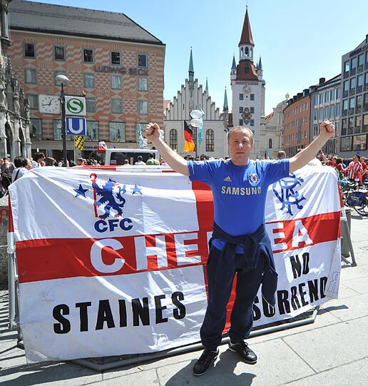 Mit seiner Fahne zeigt sich dieser Fan von der Insel auf dem Marienplatz.