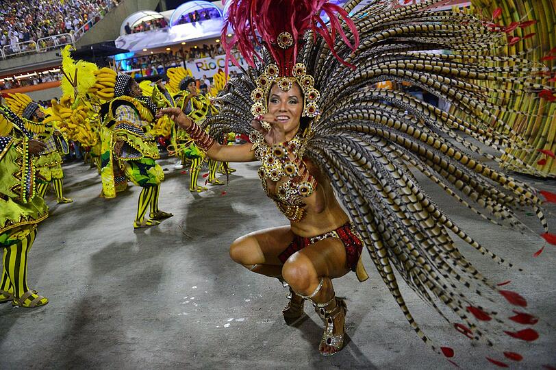 In Rio ging es in der Nacht zum Montag auf dem Straßenkarneval heiß her. Die brasilianischen Schönheiten zeigten zum Karneval-Höhepunkt viel nackte Haut und sexy Kurven.