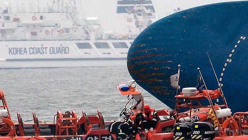 Nach dem Fährunglück in Südkorea: Spezialschiffe am Wrack der havarierten „Sewol“. Nach dem Fährunglück in Südkorea: Spezialschiffe am Wrack der havarierten „Sewol“.