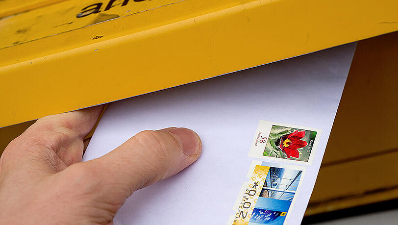 Die Deutsche Post will offenbar mal wieder das Briefporto erhöhen. (Archivbild) Die Deutsche Post will offenbar mal wieder das Briefporto erhöhen. (Archivbild)