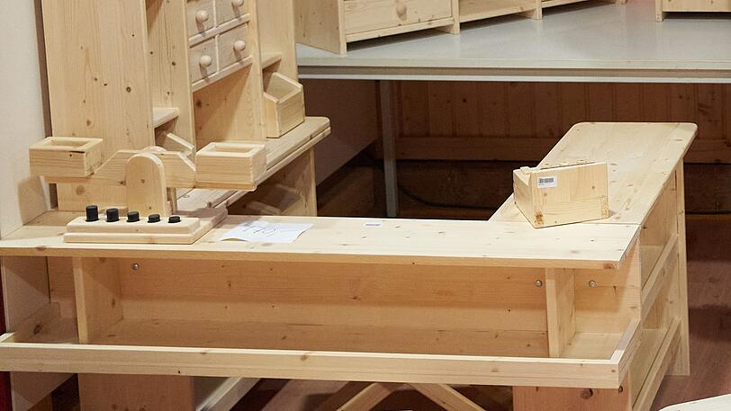 Ein Grünwalder Immobilienunternehmer klagt, dass seine Mitarbeiter durch neue Möbel krank geworden sind. (Symbolbild)