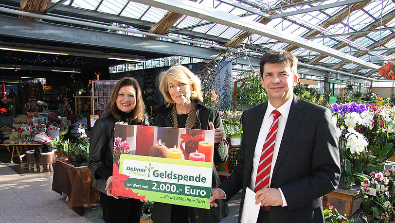 Die Scheckübergabe in Moosach (v.links): Dehner-Marktleiterin Cornelia Hausen, Hannelore Kiethe, die Vorsitzende der Münchner Tafel und der Dehner-Regionsleiter Thomas Martin. Die Scheckübergabe in Moosach (v.links): Dehner-Marktleiterin Cornelia Hausen, Hannelore Kiethe, die Vorsitzende der Münchner Tafel und der Dehner-Regionsleiter Thomas Martin.