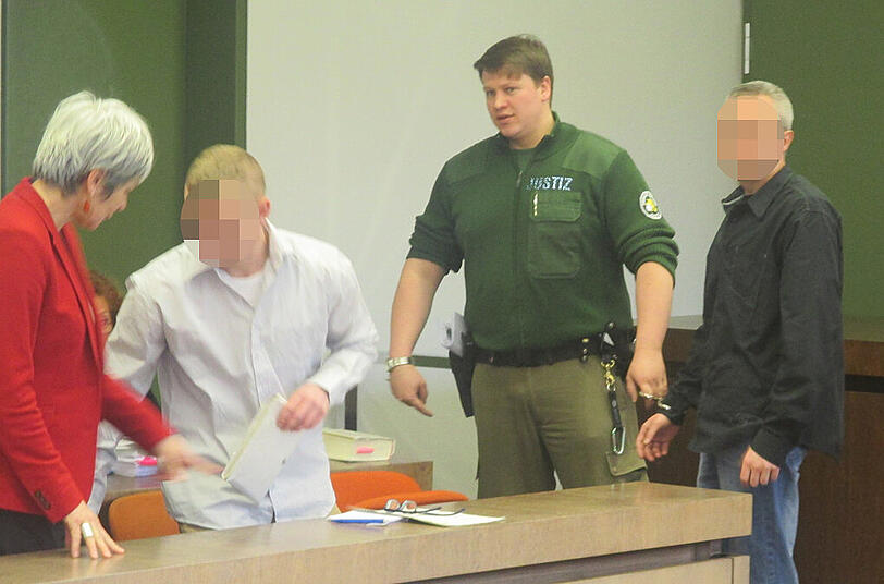 Schläger vor Gericht: Piotr B. (r.) und sein Cousin Stanislaw G. (2. v. l.) haben grundlos drei Fremde verprügelt.