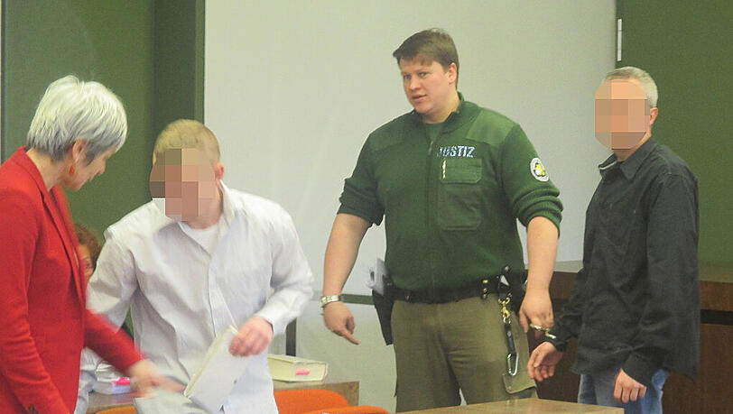 Schläger vor Gericht: Piotr B. (r.) und sein Cousin Stanislaw G. (2. v. l.) haben grundlos drei Fremde verprügelt. Schläger vor Gericht: Piotr B. (r.) und sein Cousin Stanislaw G. (2. v. l.) haben grundlos drei Fremde verprügelt.