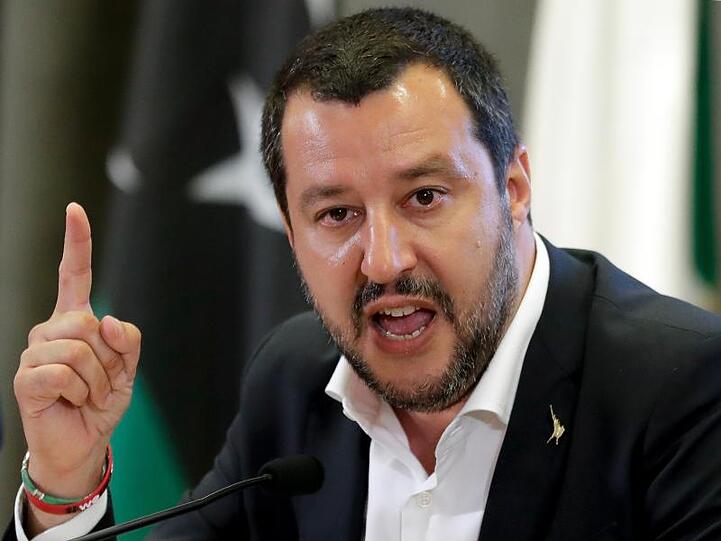 Italiens Innenminister Matteo Salvini bekommt jetzt mehr Macht, Einfahrtsverbote für Schiffe auszusprechen, die Flüchtlinge aufgenommen haben.