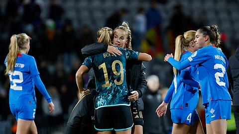 Giulia Gwinn (hinten) und Klara Bühl sicherten den DFB-Sieg auf Island.