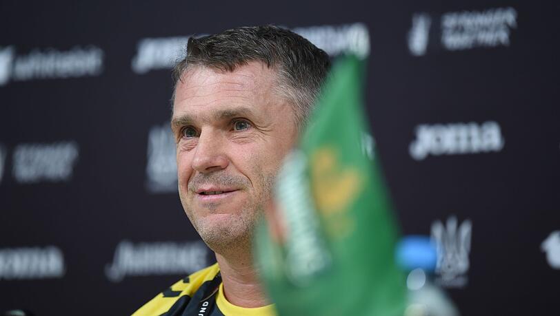 Serhij Rebrow, Trainer der Ukraine, nimmt an einer Pressekonferenz teil.