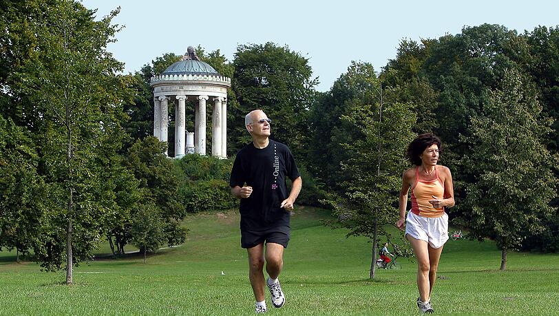 München bietet viele attraktive Laufstrecken – so wie hier am Monopteros. Je näher sie an der eigenen Wohnung liegt, desto höher ist die Wahrscheinlichkeit, dass man wirklich regelmäßig läuft.