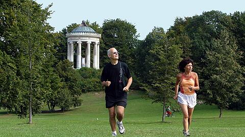 München bietet viele attraktive Laufstrecken – so wie hier am Monopteros. Je näher sie an der eigenen Wohnung liegt, desto höher ist die Wahrscheinlichkeit, dass man wirklich regelmäßig läuft.