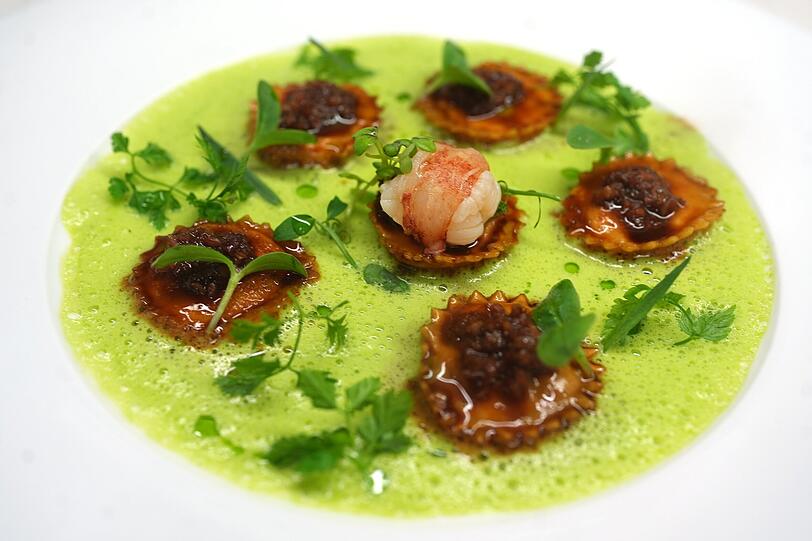 Italienische K&uuml;che auf h&ouml;chstem Niveau: Kalbskopf-Panzerotti mit bretonischem Hummer, Haseln&uuml;ssen und Kopfsalat-So&szlig;e waren Teil des "Business Lunch".