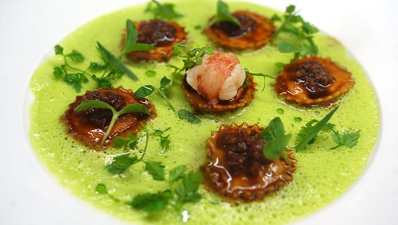 Italienische Küche auf höchstem Niveau: Kalbskopf-Panzerotti mit bretonischem Hummer, Haselnüssen und Kopfsalat-Soße waren Teil des "Business Lunch". Italienische Küche auf höchstem Niveau: Kalbskopf-Panzerotti mit bretonischem Hummer, Haselnüssen und Kopfsalat-Soße waren Teil des "Business Lunch".