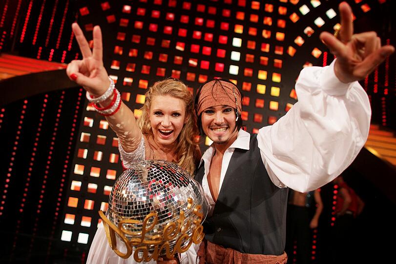 Der Weg der 26-maligen Deutschen Meisterin in der Rhythmischen
Sportgymnastik zum &bdquo;Dancing Star 2012&ldquo; war ein extremes Auf und Ab:
Am 5. April war sie ausgeschieden, weil sie für den Cha Cha Cha &bdquo;Big
Girls Don't Cry&ldquo; zu wenige Zuschaueranrufe bekommen hatte. Aber beim
nächsten Mal war sie doch wieder dabei. Sie rückte nach, weil
Sängerin Gitte Haenning wegen eines Trauerfalls die weitere
Teilnahme abgesagt hatte.