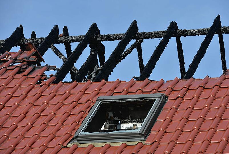 Blick auf den ausgebrannten Dachstuhl der zukünftigen Unterkunft für Asylbewerber in Tröglitz.