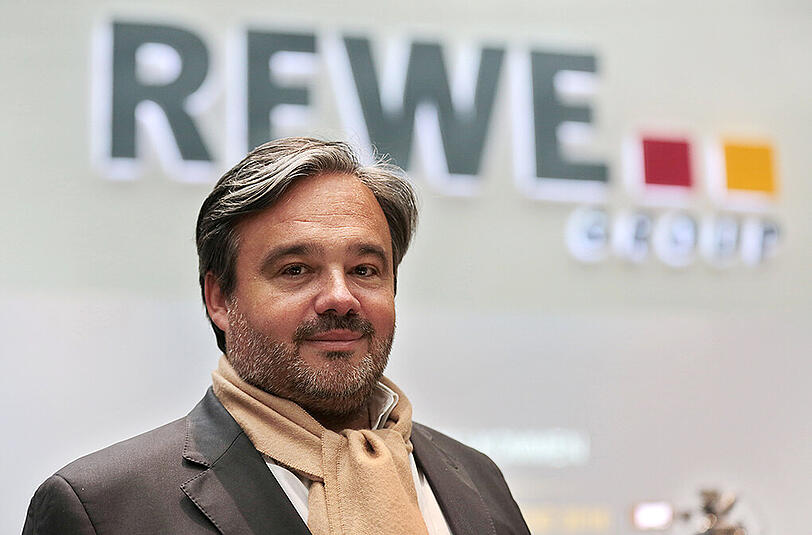 Der Vorstandsvorsitzende von Rewe, Alain Caparros erläutert in Köln die Unternehmenszahlen. Der Handelskonzern steigerte seinen Umsatz um 3,7 Prozent auf 52,4 Milliarden Euro. Foto: Oliver Berg