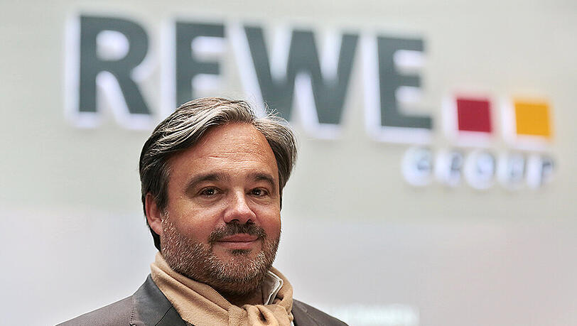 Der Vorstandsvorsitzende von Rewe, Alain Caparros erläutert in Köln die Unternehmenszahlen. Der Handelskonzern steigerte seinen Umsatz um 3,7 Prozent auf 52,4 Milliarden Euro. Foto: Oliver Berg Der Vorstandsvorsitzende von Rewe, Alain Caparros erläutert in Köln die Unternehmenszahlen. Der Handelskonzern steigerte seinen Umsatz um 3,7 Prozent auf 52,4 Milliarden Euro. Foto: Oliver Berg