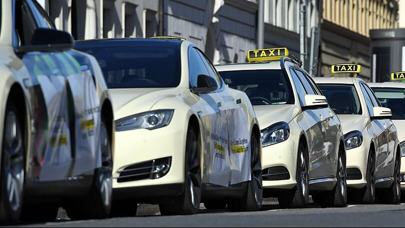 Dutzende Standplätze fallen weg: München droht nun ein Taxi-Chaos.