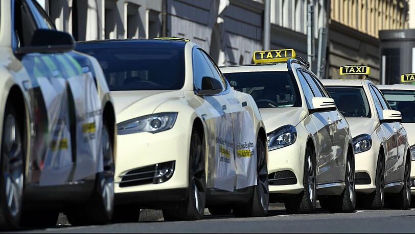 Dutzende Standplätze fallen weg: München droht nun ein Taxi-Chaos. Dutzende Standplätze fallen weg: München droht nun ein Taxi-Chaos.