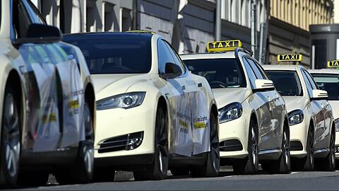 Dutzende Standplätze fallen weg: München droht nun ein Taxi-Chaos.