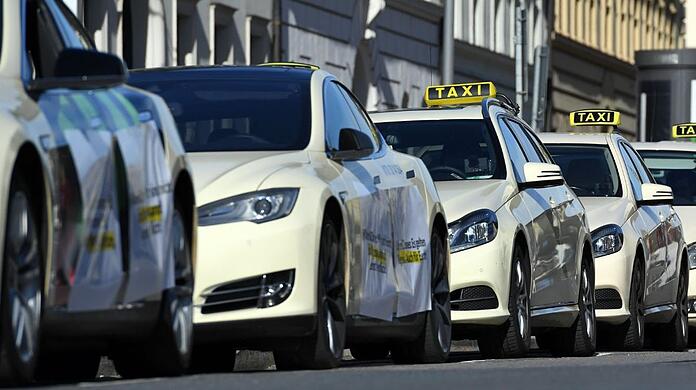 Dutzende Standplätze fallen weg: München droht nun ein Taxi-Chaos.