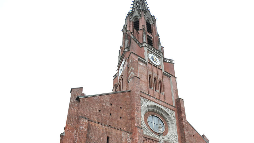 Überragt wird der Marktplatz in der Au von der neugotischen
Mariahilfkirche. 172 Jahre ist sie alt. Die Blumen sind frisch. Überragt wird der Marktplatz in der Au von der neugotischen
Mariahilfkirche. 172 Jahre ist sie alt. Die Blumen sind frisch.