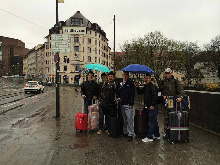 Diese Touristen aus China suchen ein Hotel &ndash; in der Nähe des Gasteigs gibt es viele. Liegt es in der Au oder in Haidhausen?