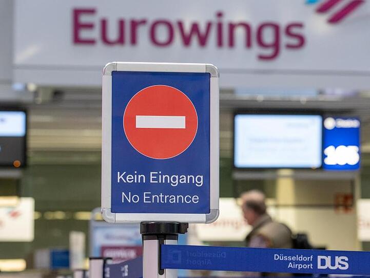 Warnstreiks der Flugbegleiter hatten bereits im Oktober bei verschiedenen Lufthansa-Gesellschaften zu rund 100 Flugausfällen geführt.