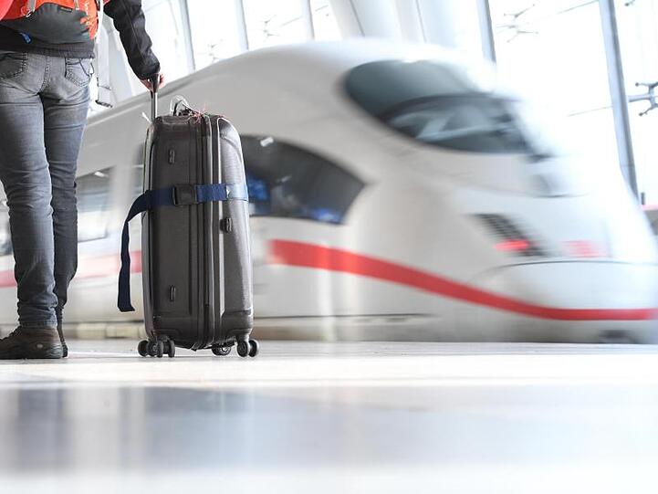 Ein ICE der Deutschen Bahn verlässt einen Bahnhof. Foto: Arne Dedert/Archiv