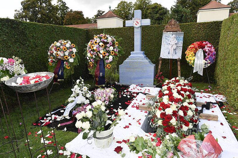 Das Grab von Beatrix Gräfin von Schönburg-Glauchau gleicht einem Blumenmeer