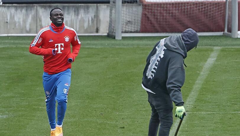 Er ist schon wieder bestens gelaunt: Bayerns Sadio Mané am Donnerstag beim Lauftraining an der Säbener Straße. Er ist schon wieder bestens gelaunt: Bayerns Sadio Mané am Donnerstag beim Lauftraining an der Säbener Straße.