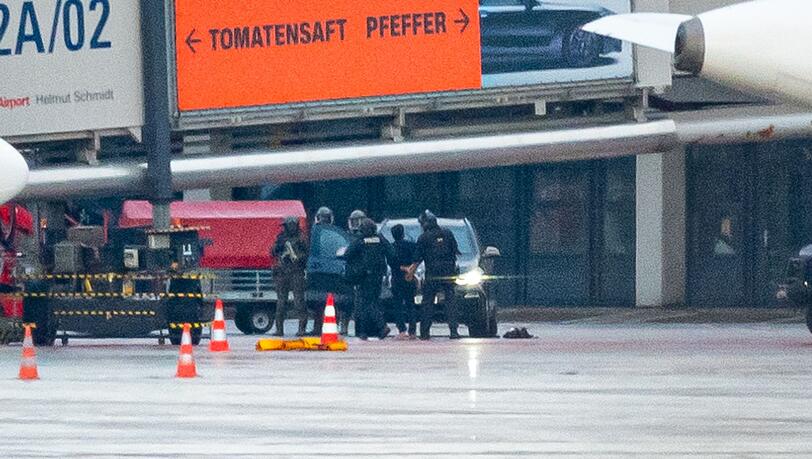 Der Geiselnehmer wird von der Polizei abgeführt.
