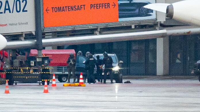 Der Geiselnehmer wird von der Polizei abgeführt.
