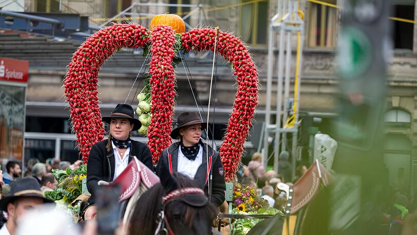 Erntedank ist ein Fest voller Traditionen - dazu gehört auch der Erntedankfestzug in Fürth, wo eine Erntekrone aus Radieschen gefertigt wurde. (Archivbild)
