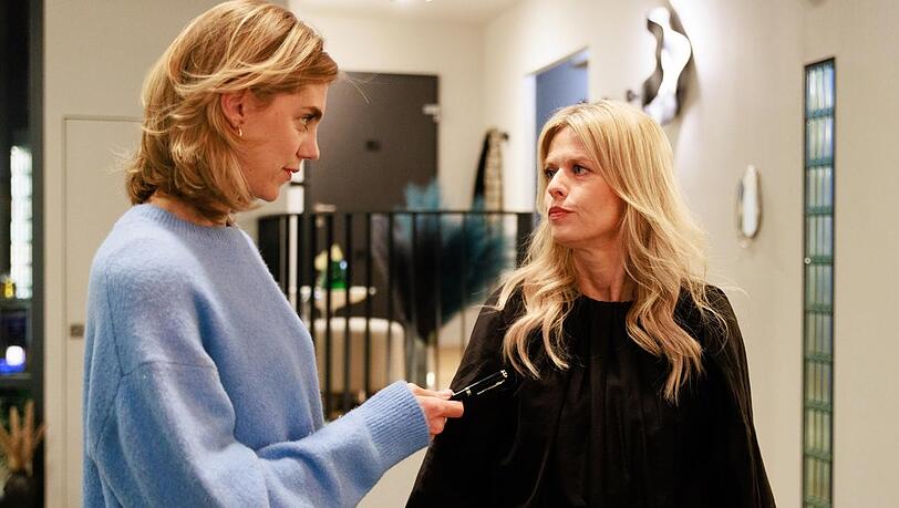 "Unter uns": Stella (l.) gelingt es, Patrizia davon zu überzeugen, dass sie ihr die Anteile sofort freigibt. "Unter uns": Stella (l.) gelingt es, Patrizia davon zu überzeugen, dass sie ihr die Anteile sofort freigibt.