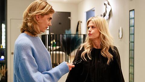 "Unter uns": Stella (l.) gelingt es, Patrizia davon zu &uuml;berzeugen, dass sie ihr die Anteile sofort freigibt.