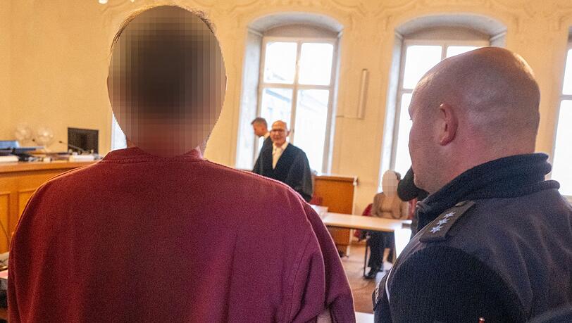 Zu Prozessbeginn wurde nur die Anklage verlesen. Zu Prozessbeginn wurde nur die Anklage verlesen.