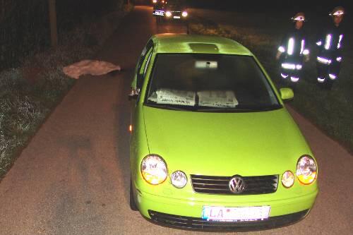 Der VW Polo des 22-jährigen Zeitungsboten. Links der Telefonmasten, an dem Markus M. starb.