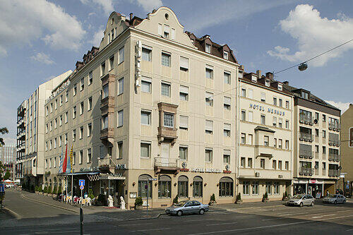 Mit Willensstärke und unerschütterlichem Optimismus errichtete Loew in der Nürnberger Pillenreuther Straße das moderne 4-Sterne-Ringhotel Loew&rsquo;s Merkur.