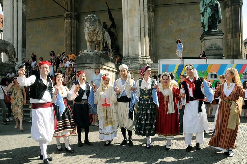 Folklore am Odeonsplatz: Auch in diesem Jahr feiern bayerische und griechische Trachtler.